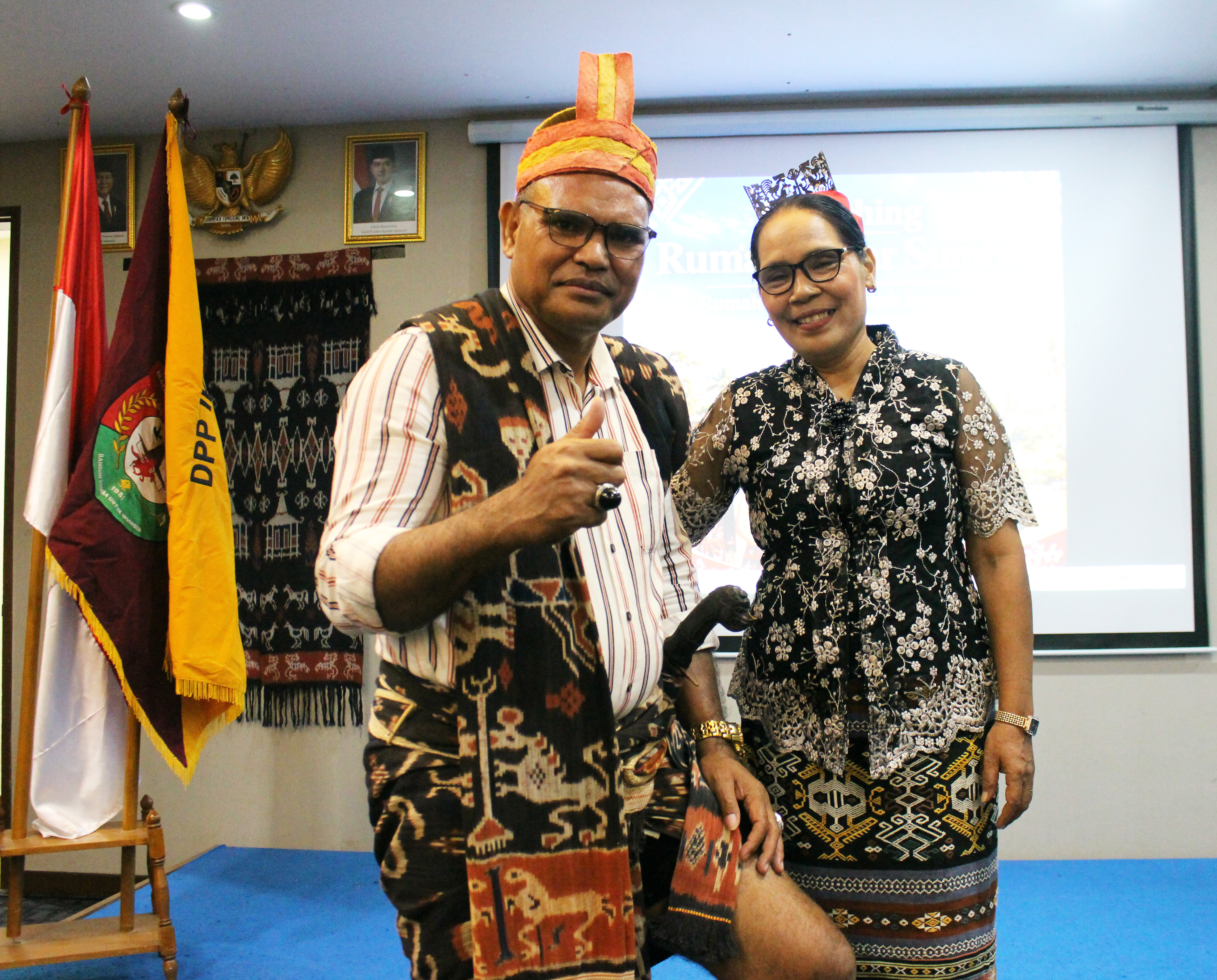 Amos Cadu Hina, SH dan Istri. Selalu memberi 'hati' buat Sumba dan IKBS