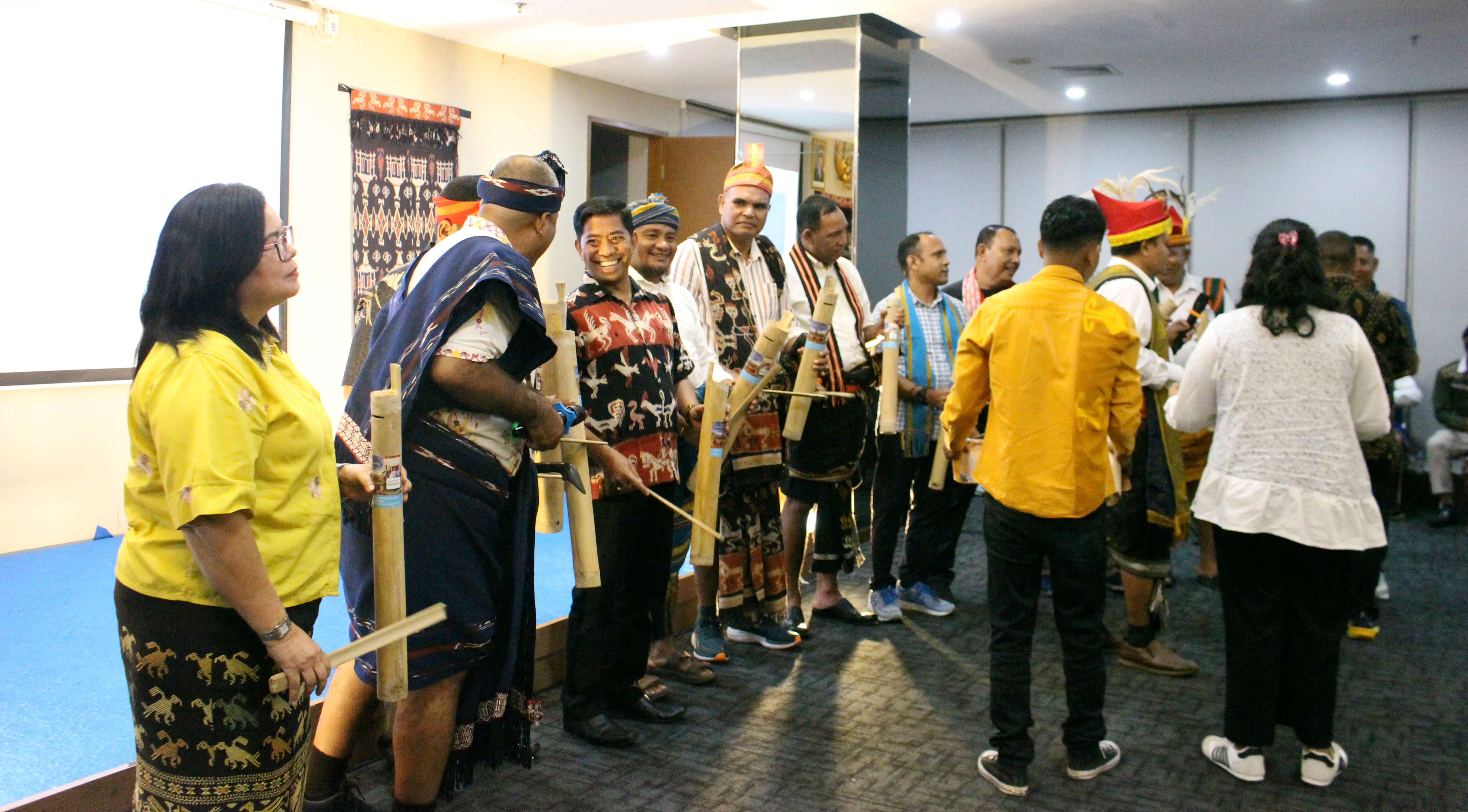 Pembagian Kabela kepada Panitia Pembangunan Rumah Besar Sumba