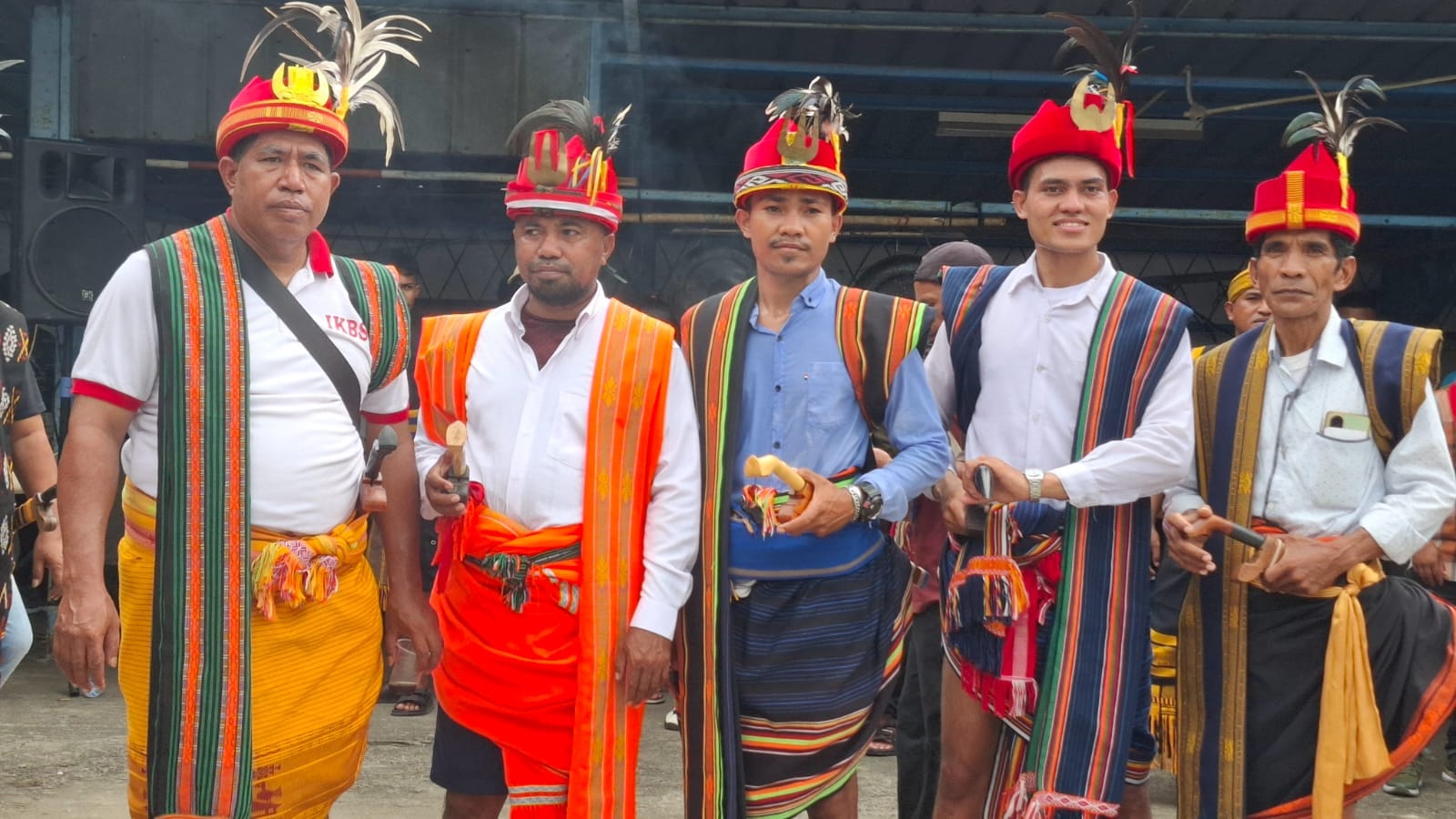 Para pemuda Sumba dalam balutan pakaian adat