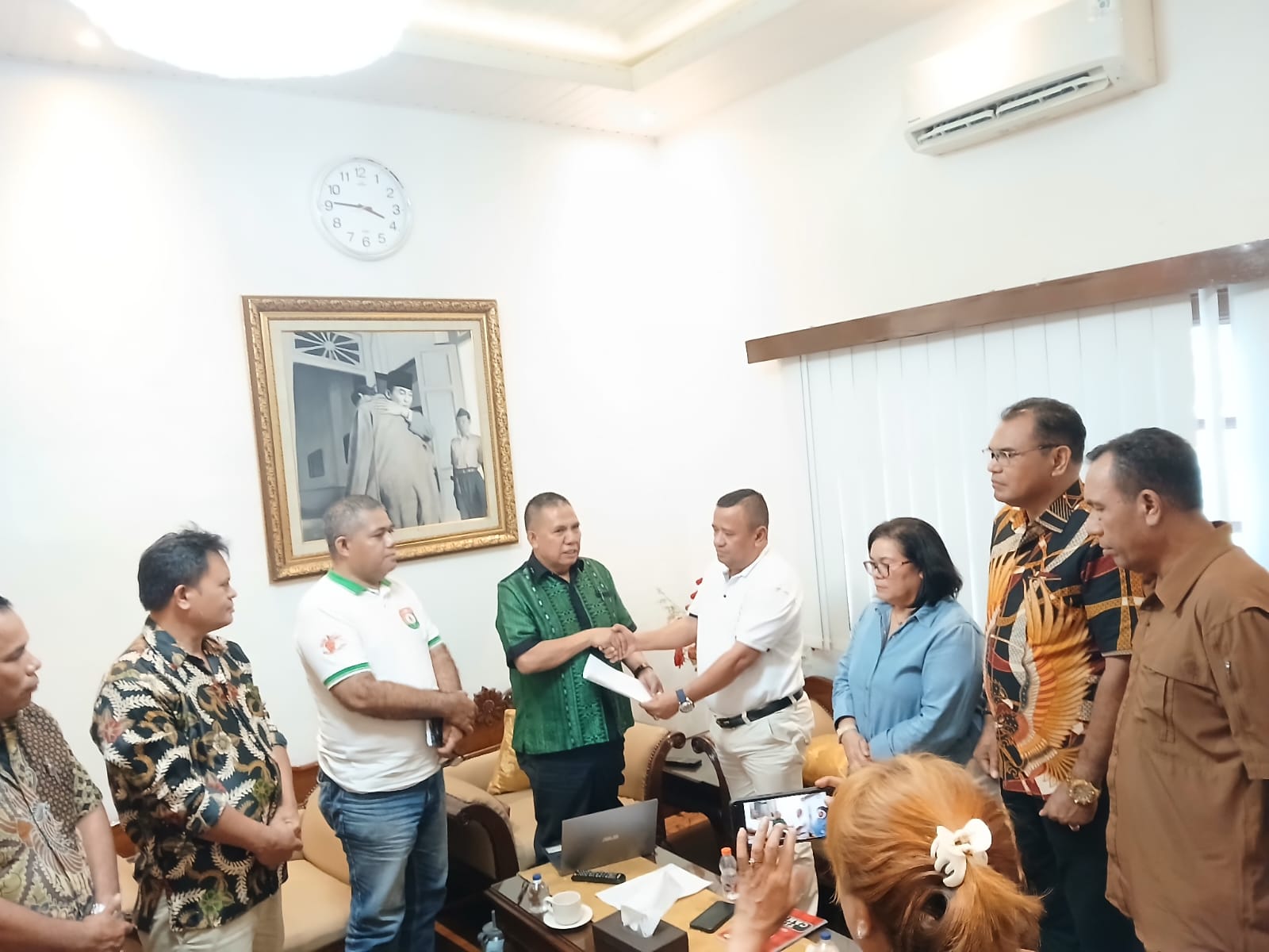 Koordinator Seksi Penggalangan Dana Rumah Besar Sumba, Agustinus Tamo Mbapa  (Gustaf), menyerahkan secara simbolis janji iman sejumlah donatur dalam IKBS dengan nilai lebih dari Rp.100.000.000