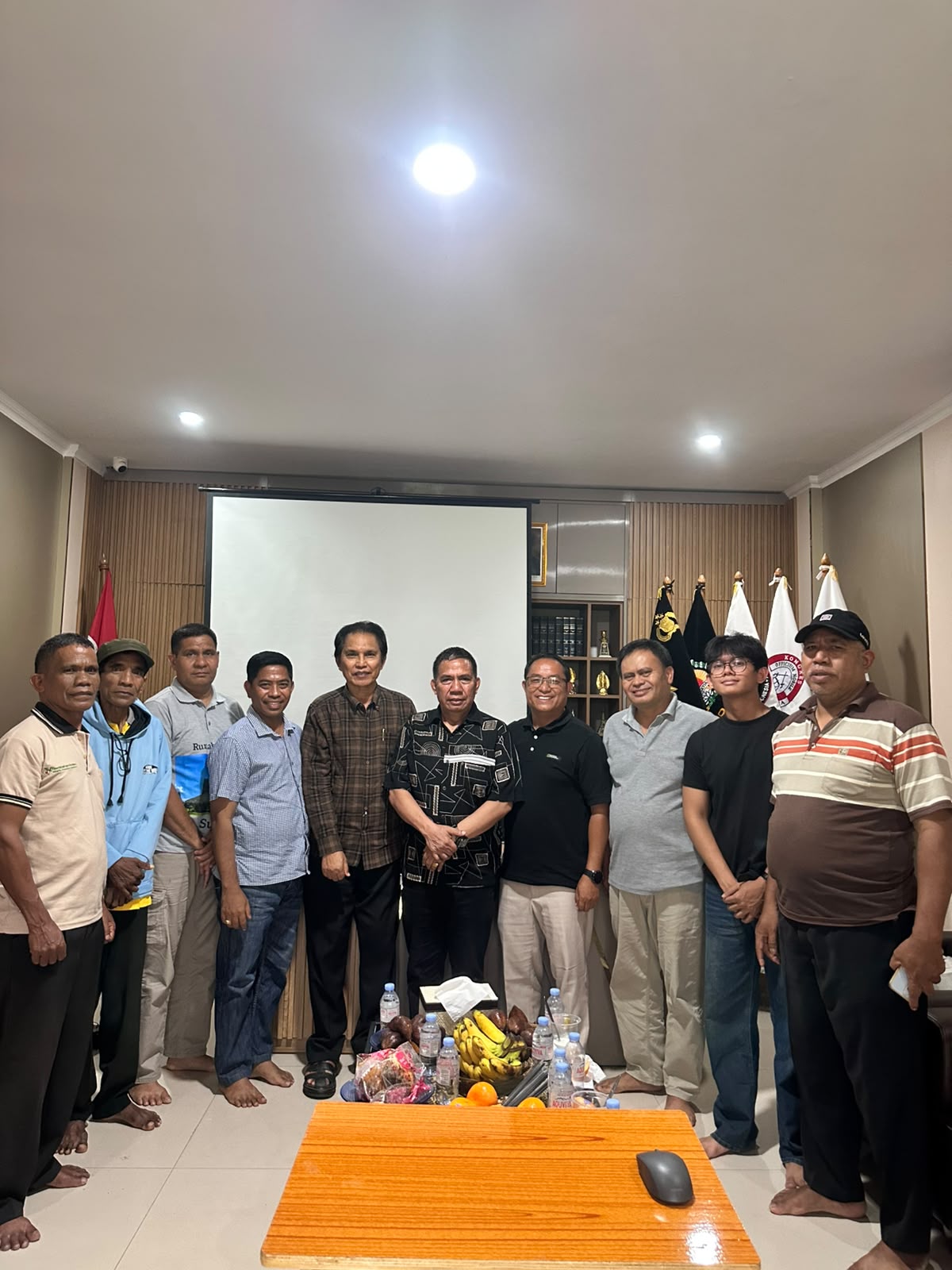 Rapat Persiapan Lauching Rumah Besar Sumba di Gedung MCI Group Cibubur. Dari kiri ke kanan : Yulius, Klemens, Daud, Frido, Maha Katy, Jan Pieter, Ganna, Celestino, Marco Reda, Fredy Datom.