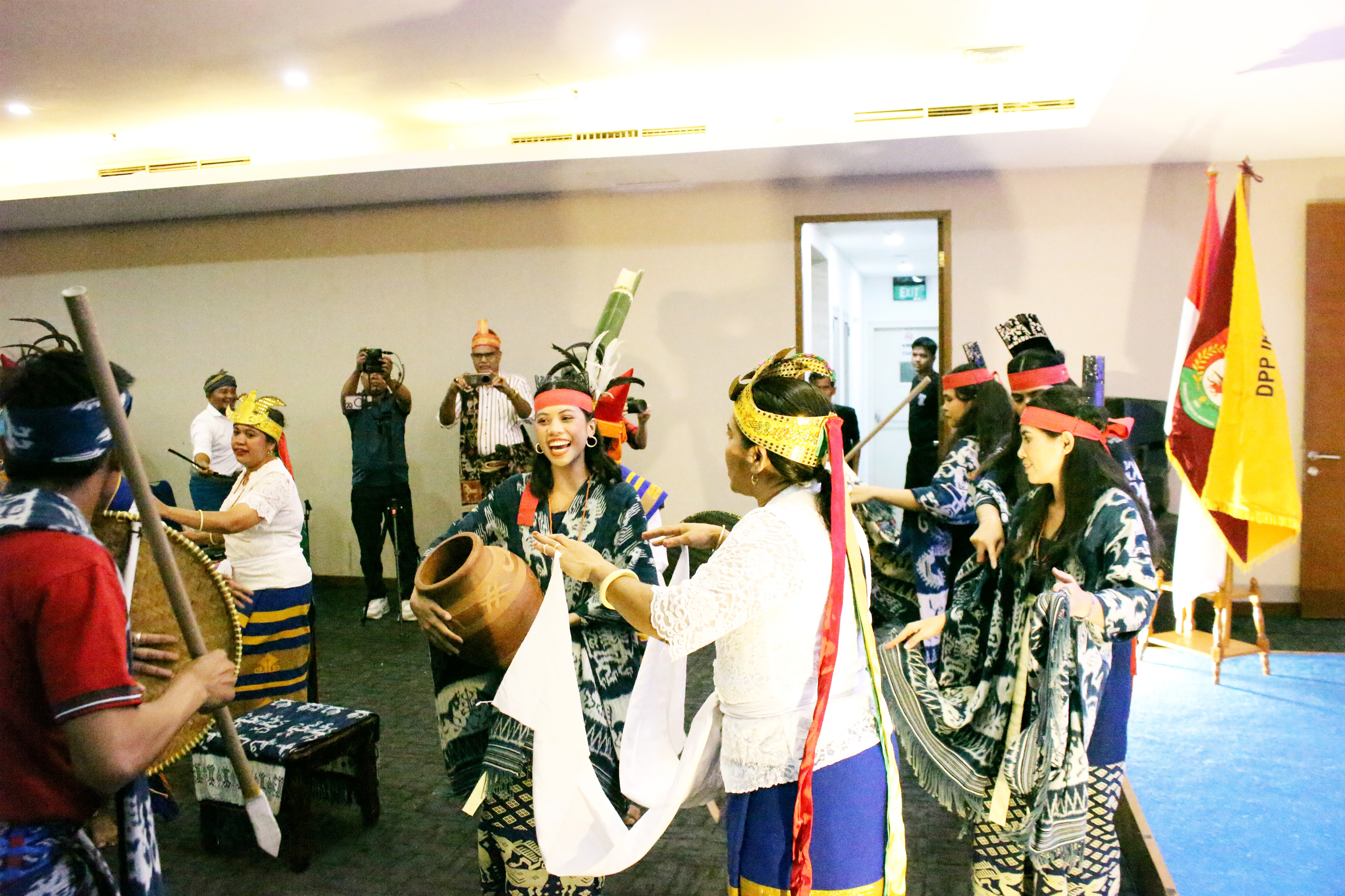 Tarian KABELA SUMBA adalah tarian kolaborasi antara penari Sumba Timur dan Sumba Barat. Tarian Kabela Sumba mengisahkan Kabela sebagai sarana untuk mengangkat air dari mata air yang lalu disimpan di tempayan. Tempayan adalah pundi pundi kekayaan Sumba