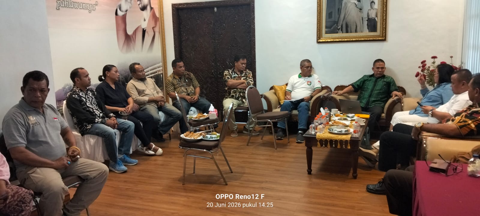 Rapat pemantapan rencana pembangunan Rumah Besar Sumba di Jakarta. Rapat ini berlangsung di salah satu ruang di Kantor Pusat Sejarah TNI. Difasilitasi oleh Kolonel (TNI AU)Gerardus Maliti. Rapat dipimpin oleh Mayjend (Purn) Jan Pieter Ate.